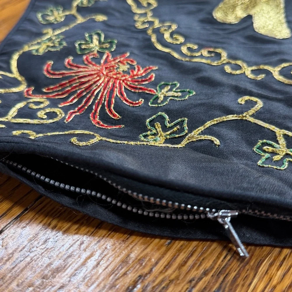 Traditional Chinese needlework pillow sham. Zip close.  Good vintage condition.